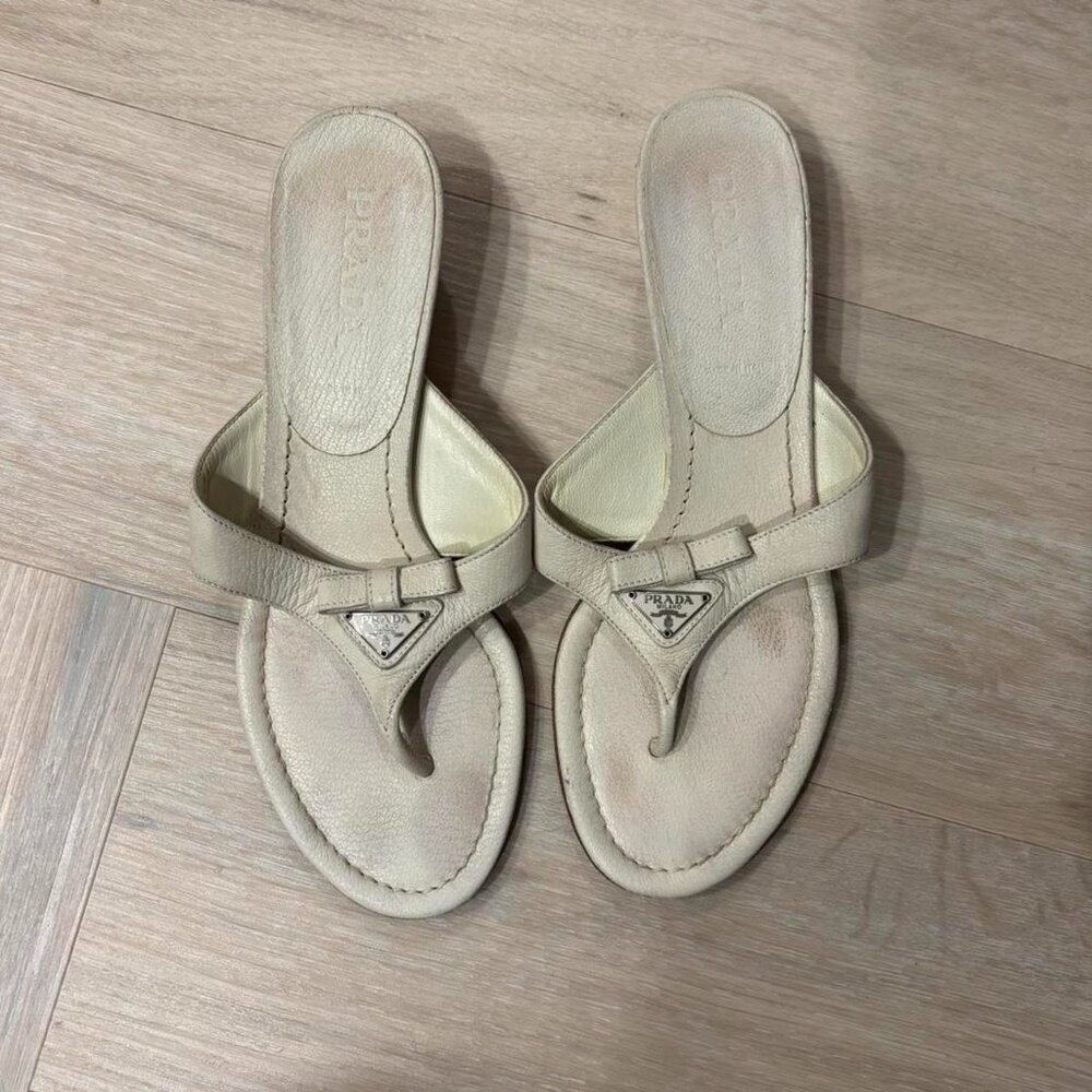 Prada cream and white logo flip flop thong bow detail kitten heels